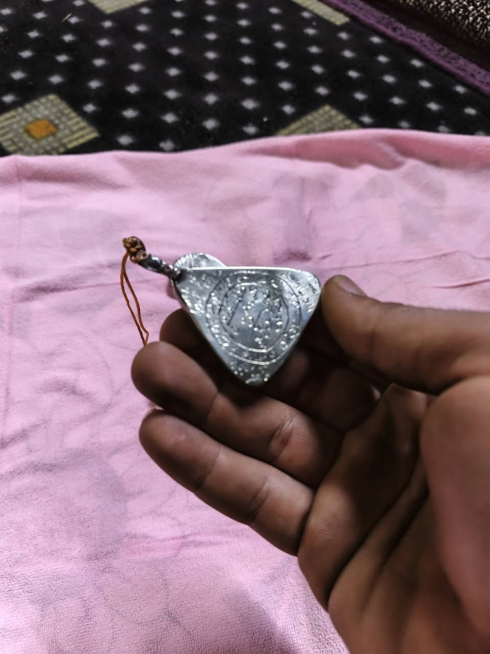 سلام عليكم ميداليات قديمه تحفيه او محبس مطلسم كلش حلو تحفه من طراز القديم سعره شلع بلاش 75 تفاصيل عله هاذه الرقم ***********
