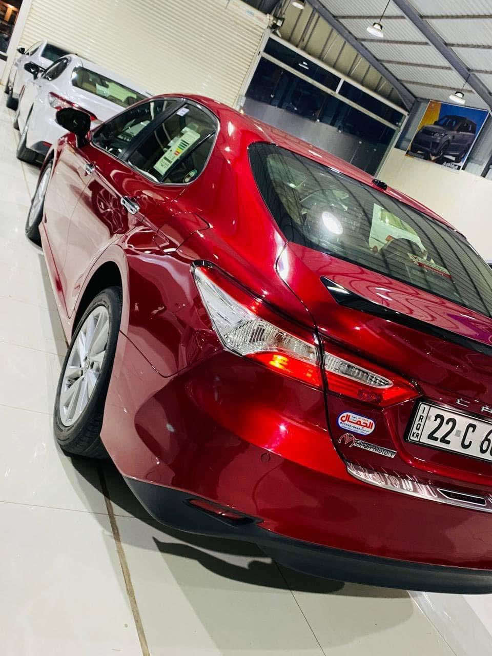 السلام عليكم كامري 2018 خليجي GLX
مواصفاتها

 بصمة تشغيل

سايد بريك كهرباء

فول تحكمات ستيرن

فتحة سقف

دخول ذكي

اشاير بالمري + مري كهربائي

مكيف هواء اوتماتيكي

شاشه عرض معلومات 

مقاعد قماش مخمل + دوشمه

نوافذ كهربائية أمامية وخلفية فول اوتو  

كامرا خلفية وحساست خلفية 

كشن السايق كهرباء

نظام صوتي مع USB & AUX & بلوتوث. 

مثبت سرعة (Cruise Control).  

نظام فرامل مانعة للانغلاق (ABS)

• توزيع إلكتروني للفرامل (EBD)

ISOFIX مقاعد الأطفال

 • مرايا جانبية كهربائية مع إشارات.

مصابيح امامية LED

رقمها شمالي اربيل شرط التحويل

مكان السيارة صلاح الدين العلم قرية سمرة 
للاستفسار اكثر ***********
السيارة تايراتها جديدة صدرها جديد +مرفوعه بربلات بلاستك
