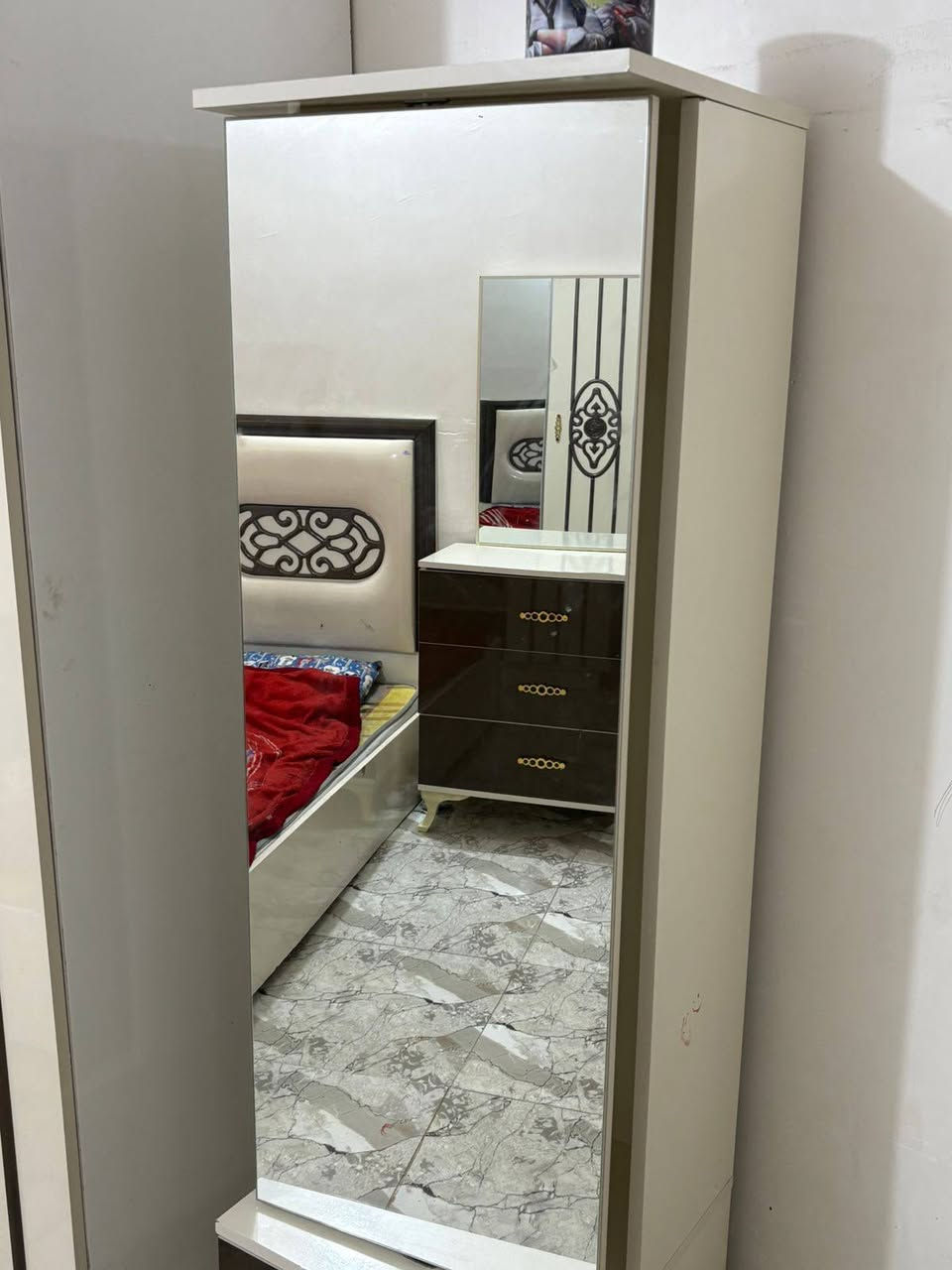 السلام عليكم غرفة للبيع تركية ب250 وبيها مجال العنوان سيف سعد للاستفسار على الرقم ***********
