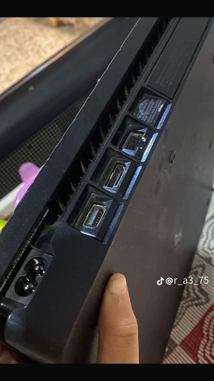 السلا عليكم للبيع بلي 4 سلم السعر 220 وبي مجال الجهاز نضيف وسعره مناسب للتواصل ***********
