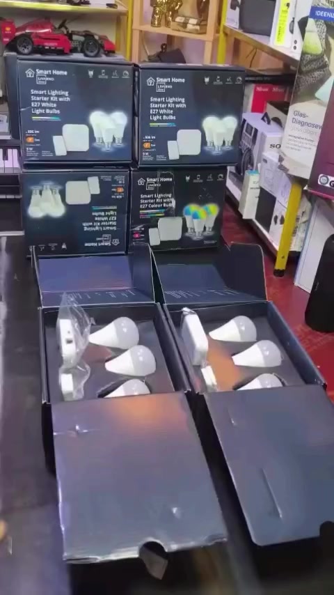 1. الموديل الأول: Starter Kit with Colour Bulbs (الملون)
هذا الطقم مخصص للإضاءة الملونة والديكورية.
• المحتويات: 3 مصابيح ملونة + جهاز تحكم عن بعد (Remote) + جهاز الربط الذكي (Gateway).
• المميزات:
• الألوان: يدعم 16 مليون لون + درجات الأبيض (من الدافئ إلى البارد).
• قوة الإضاءة: كل مصباح يعطي 806 لومن (Lumen).
• استهلاك الطاقة: 9.5 واط (9.5W).
• التحكم: عبر التطبيق، الأوامر الصوتية (Google Assistant)، أو الريموت المرفق.
2. الموديل الثاني: Starter Kit with White Light Bulbs (الأبيض المتغير)
هذا الطقم مخصص للإضاءة العملية والقراءة وتغيير جو الغرفة بين الأبيض والأصفر.
• المحتويات: 3 مصابيح بيضاء + جهاز تحكم عن بعد (Remote) + جهاز الربط الذكي (Gateway).
• المميزات:
• الألوان: درجات الأبيض فقط (من الأبيض الثلجي Cool White إلى الأصفر الدافئ Warm White). لا يدعم الألوان (أحمر، أخضر، إلخ).
• قوة الإضاءة: 806 لومن (Lumen).
• استهلاك الطاقة: 9 واط (أقل استهلاكاً بقليل من الملون).
• كفاءة الطاقة: مصنف فئة F (بينما الملون فئة G)، مما يعني أنه أوفر قليلاً بالكهرباء.


**إذا كنت صاحب هذا الإعلان وتريد حذفه لأي سبب، رجاءا أرسل رسالة إلى الدعم الفني**