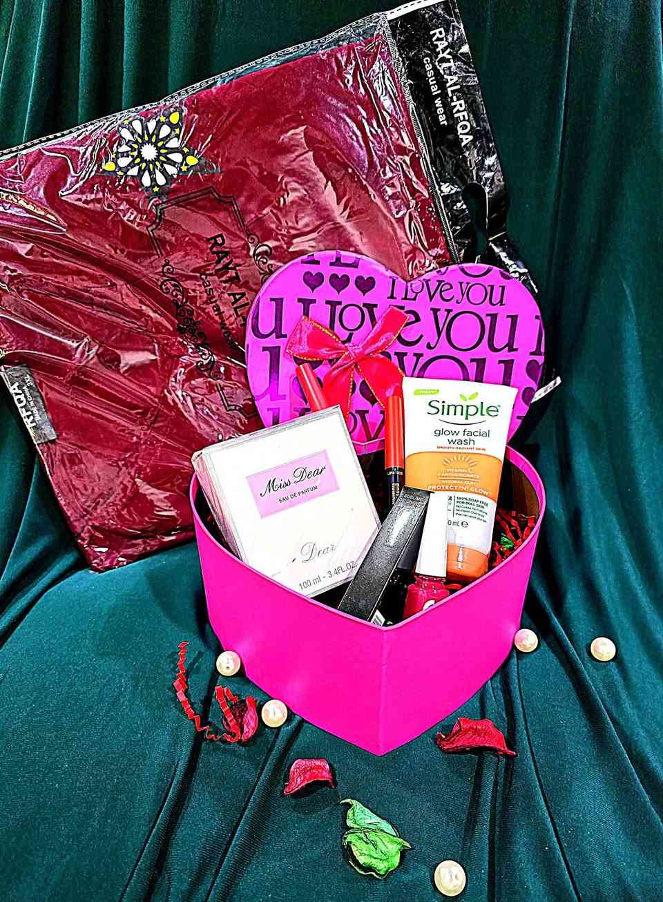 فقط ب١٠ الاف تكدر تجيب هدية عيد الحب
هي تستاهل وأنت كريم 
بس يمنا خليناك توفر وتقدملها هدية تعجبها
راسلونا خاص او واتساب ***********
يوجد لدينا توصيل لجميع محافظات العراق
#عيدالحب
#هداياعيدالحب
#حبيبتي
