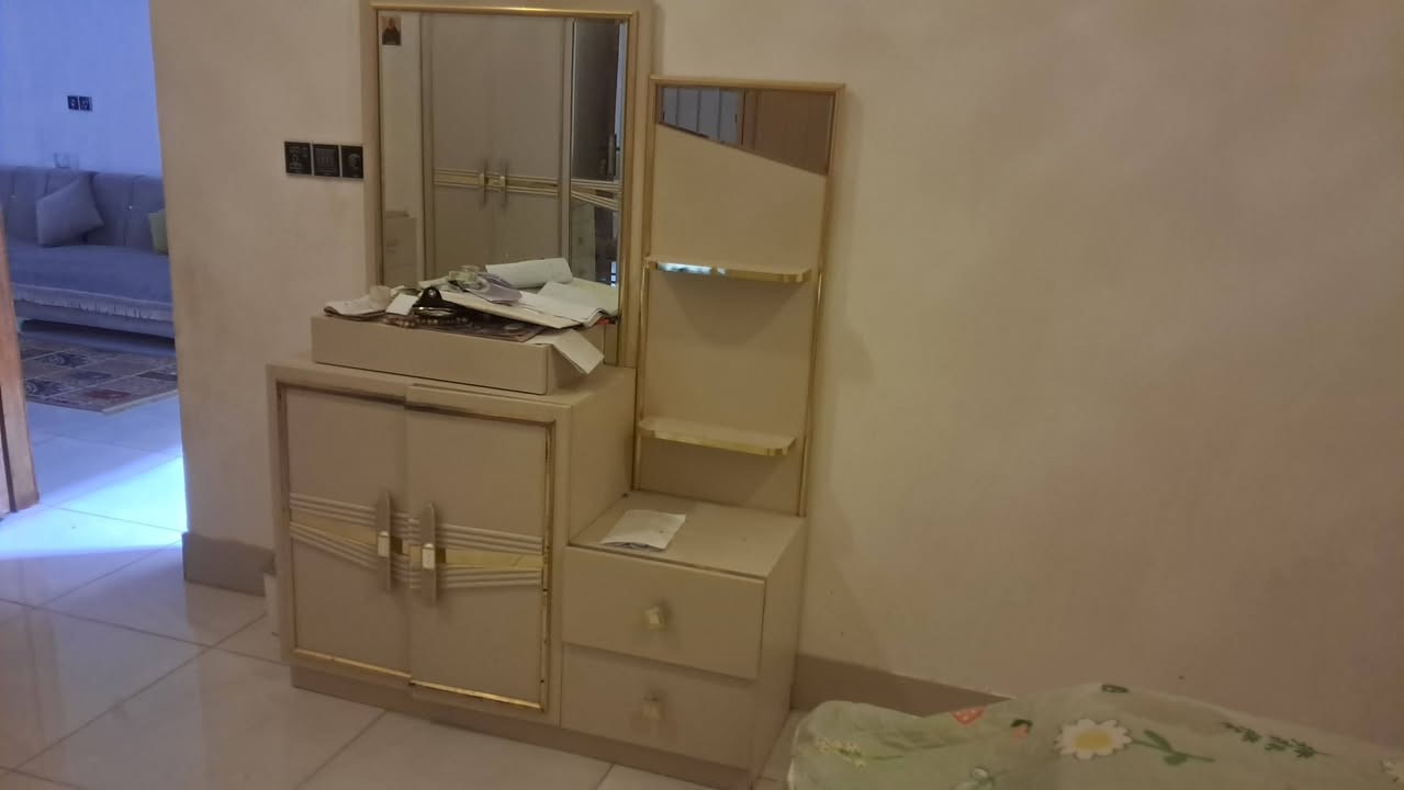 غرفه تركي للبيع  جديده بالكارتون خذتها قبل ٤ اشهر بمليون و٩٠٠  وهسه محتاج واريد ابيعها عندي ظرف رايدها ب٩٠٠ وبيها مجال ***********
