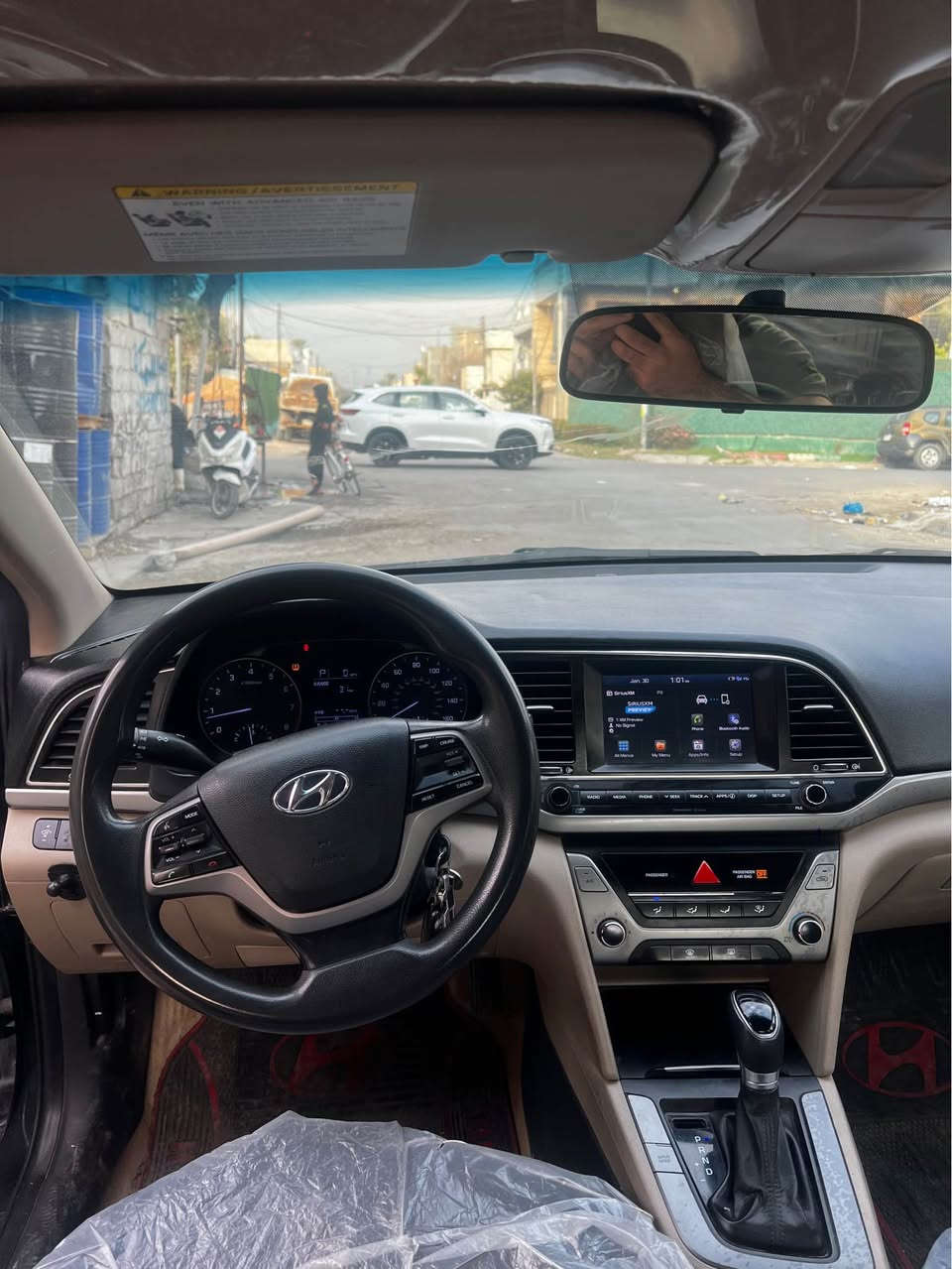 السلام عليكم 
النترا ٢٠١٧
Elantara 2017
امريكي حادثها جنطه بدون دواخل 
المواصفات:
١-شاشة كبيره
٢-٣ انضمة قياده 
عادي
وايكو
وسبورت
٤-كروز سرعه مثبت سرعه
فول تحكم ستيرن 
السياره كير ومحرك مجفت وانطيك ترايك للبصره  وصبغ جنطه وجاملغ ايمن خلفي بدون دواخل 
السعر ١١٩ وبيها مجال حك جيه 
العنوان بغداد البياع 
*********** Colombo, Sri Lanka
