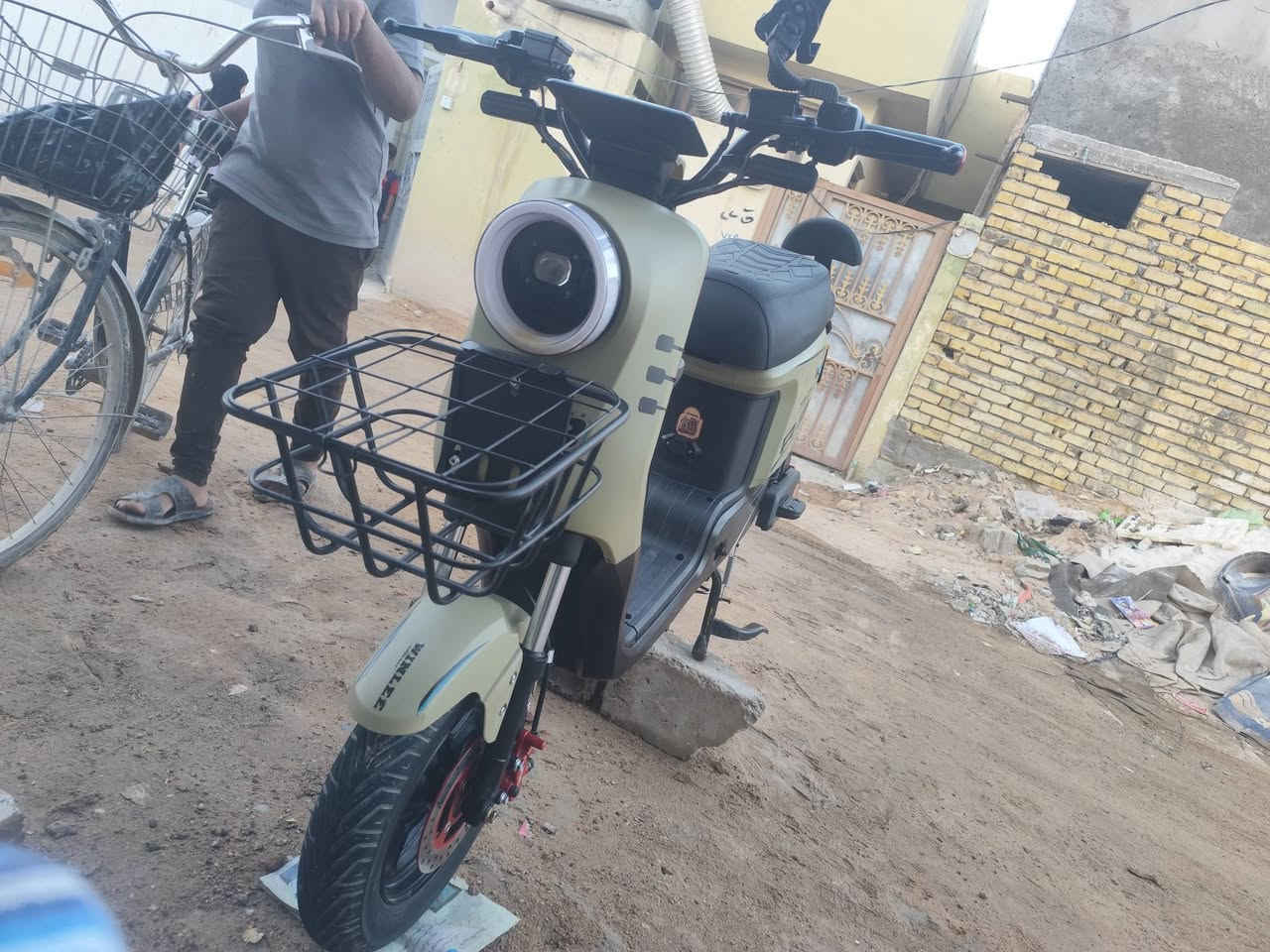 ار 9 موديل 25 سعر 400 البطاريات حجم 12 وبيها مجال***********
