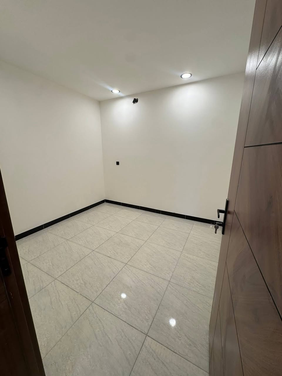 للايجار
شقة طابق ارضي امامية معزولة 
غرفة وصالة وخدمات 

الاعظمية📍

الاجار 350
📞***********
