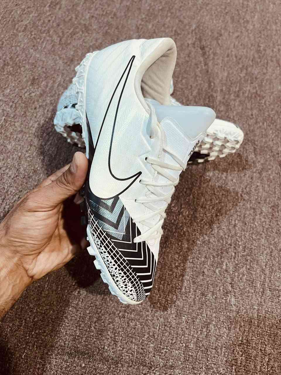 تحفه شررط تحفه
نايك ميوركال 
اصلي باله
قياس44
نضافه1/1 
اولئ شرط 
فول طبي 
السعر خاص 
توصيل موجود 
واتساب متوفر 
***********
