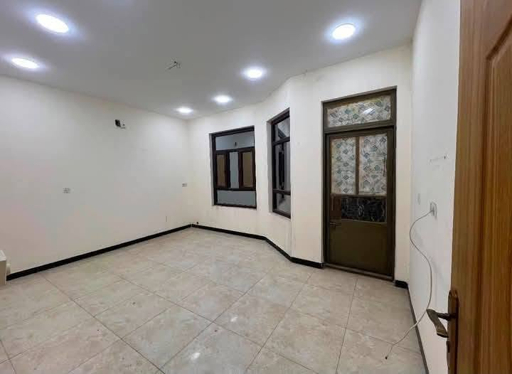 بيت 100 متر للايجار زيونة محلة 718
يتكون من 4 غرف نوم استقبال مطبخ 
مدخلين موقع سكني
*********** ابو محمد اتصال فقط
*********** الو محمد

