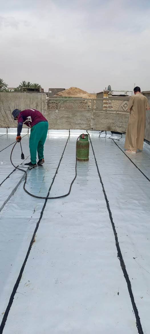🏗️ جهّز سطحك اليوم وارتاح باچر..
الشتا وصل والمطر يفلّش البيت!"
🔹 إذا تعاني من حرارة البيت وتسربات الميّاه أو رطوبة السطح بسبب الامطار، الحل موجود ويبدأ من عندنا!
شركة المنصور تقدملك خدمة عزل الأسطح باحترافية وبمواد أصلية إيطالية الصنع مع 
#ضمـــان حقيقي وجودة تدوم 15 سنه
✨ خطوات عملنا:
1️⃣ مرحلة التنظيف والتحضير
📌 يبدأ كادرنا المتخصص بتنظيف السطح بشكل كامل من الأوساخ والغبار.
📌 نفتح السبالت وخزانات الماء ونزيل كل العوائق حتى نضمن سطح نظيف وجاهز للعمل 100%.

2️⃣ مرحلة العزل الأولي
📌 بعد التنظيف نطبّق طبقة أساس حسب اختيار الزبون:
الزفت الحار
زفت بارد الرايمر
الفلانكوت
3️⃣ فرش ودستار الإيزوكام
📌 كادرنا المحترف يفرش الإيزوكام بطريقة دقيقة تضمن التغطية الكاملة للسطح.
4️⃣ الكوي الحراري
📌 نستخدم الكوي الحراري بمواد عالية الجودة، درجة أولى و إيطالية المنشأ.
📌 نضمنلك عزل حراري ومائي متكامل مع شهادة ضمان حقيقية.
5️⃣ التكحيل وفتح المزاريب واللمسات النهائية
📌 بعد ما نكمل الكوي الحراري والتكحيل، نبدأ بعملية الترحيل النهائية بإتقان حتى تشوف السطح مرتب وكامل .
يسلمك السطح جاهز 
---
✨ مع شركة المنصور للإيزوكام تضمن:
✔️ حماية سطحك من تسرب الميّاه والرطوبة.
✔️ مواد أصلية وعمل مضمون.
✔️ تنفيذ احترافي بأيدي كادر ذو خبرة طويلة.
✔️ التزام بالمواعيد وسرعة بالإنجاز.

📞 للتواصل والاستفسار:
اتصل أو راسلنا واتساب الآن وخلي السطح مالك بأمان!
***********   --   ***********  
شركة المنصور لتغليف السطوح
