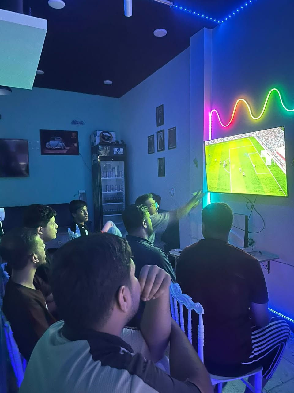 سلام عليكم
قاعة للبيع للبيع 
عنوان الامين الثانيه قرب الفلكه المشجرة 
تحتوي على شوايه بركر و فلافل 
ومبرده  و عارضه مشروبات غازيه 
و4 بليات فور كل بليات مهكرات وكل بلي بي تقريبن 4 لعبات 
 و 5 بلازمات قياس 55 بوصه 
و يوبي اس موجود ويا كل بلي مع يدات كامله  و نراكيل  مع تخم داخل القاعه قاعه خير من لله تجي وشوف بعينك سعر خاص او تصل عل رقم *********** متوفر واتساب
