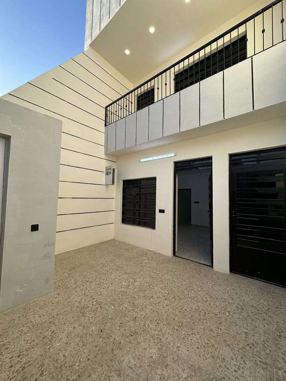 � دار للبيع
• المساحة: 100 متر
 • الواجهة: 5 م
 • النزال: 20 م
 • السند: طابو ملك صرف

تفاصيل الدار:
🔹 الطابق الأرضي:
كراج، مدخلين، صالة، مطبخ، هول داخلي، خدمات، منور، غرفة نوم

🔹 الطابق الأول:
غرفتا نوم، هول، خدمات

🔹 الطابق الثاني:
بيتونة، سطحان

📍 الموقع:
دورة – أبو دشير – شارع الضغط
قريب من الشارع العام وجميع الخدمات

💰 السعر:155 قابل للتفاوض

📞 للاستفسار:
***********
***********
