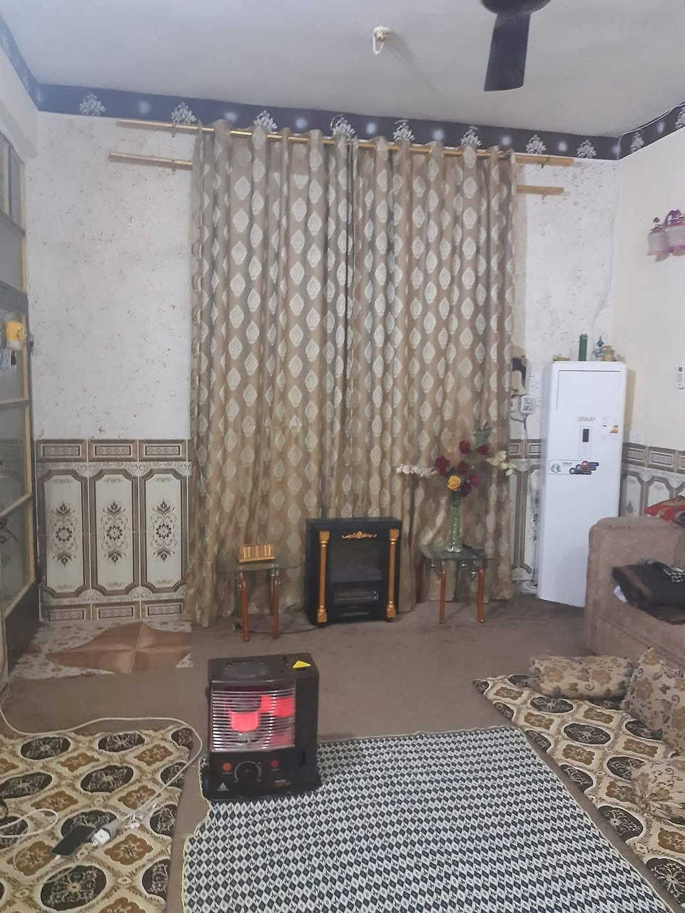 بيت للبيع المساحه( 145) متر   ومقدم. معامله تمليك  الموقع  ديالى دلي عباس العبور حي الشيخ حسن . مجاور جامع الرسول  يتكون من طابقين الطابق الأول غرفه. نوم واستقبال ومطبخ وصاله وصحيات والطابق الثاني غرفه نوم. وصاله ومخزن كرفان والسعرنهايته(٤٥)للاستفسار رقم الهاتف ***********
