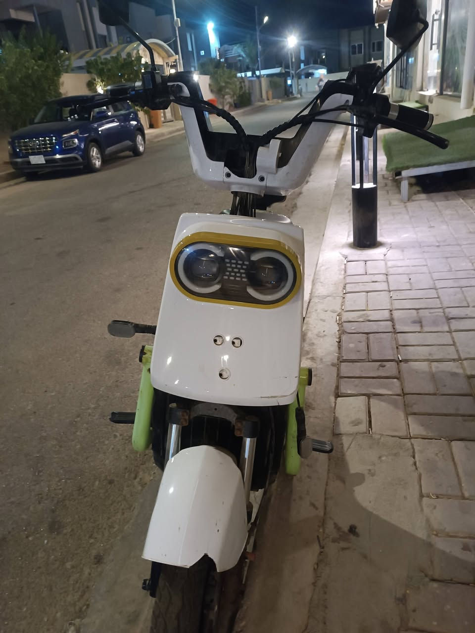السلام عليكم.. دراجة شحن (سكوتر كهربائي) مميزة للبيع 🏍️⚡
الدراجة نظيفة جداً وجاهزة للاستخدام (شلع وبيرغ)، ومصروف عليها قطع جديدة وممتازة.

​المواصفات والقطع المحدثة:

​🔋 البطاريات: جديدة تماماً (حجم كبير) بأعلى كفاءة.

​🧠 العقل: جديد ومبدل حديثاً لأداء مستقر وقوي.

​🚀 السرعة القصوى: تصل إلى 80 كم/ساعة.

​🛣️ المسافة: تمشيك 40 كيلو بالشحنة الواحدة (توب للمشاوير والعمل).

​🕹️ مثبت سرعة (كروز كنترول): ميزة مريحة جداً للخطوط المفتوحة والمشاوير الطويلة.

​💡 الإضاءة: لايتات أمامية عدسات LED دبل (إنارة قوية جداً وشكل مميز).

​🛠️ الحالة: الدراجة كاملة وما تحتاج أي مصاريف، جاهزة ومكفولة من النواقص.
العنوان بغداد ابو غريب 
للاستفسار على الخاص


**إذا كنت صاحب هذا الإعلان وتريد حذفه لأي سبب، رجاءا أرسل رسالة إلى الدعم الفني**