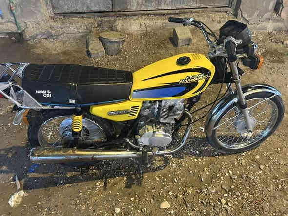 السلام عليكم دراجه نامه امتياز للبيع رقم وسنويه انكليزي نظافه الدراجه مثل ما واضح بالصور دراجه فقط بيها ربل ولف هي وبارده تدخن من تحمه مابيها شي لوز 
مكاني البصرة الزبير 
1650 والشراي يدلل 
*********** 
واتساب وشريحه شغال
