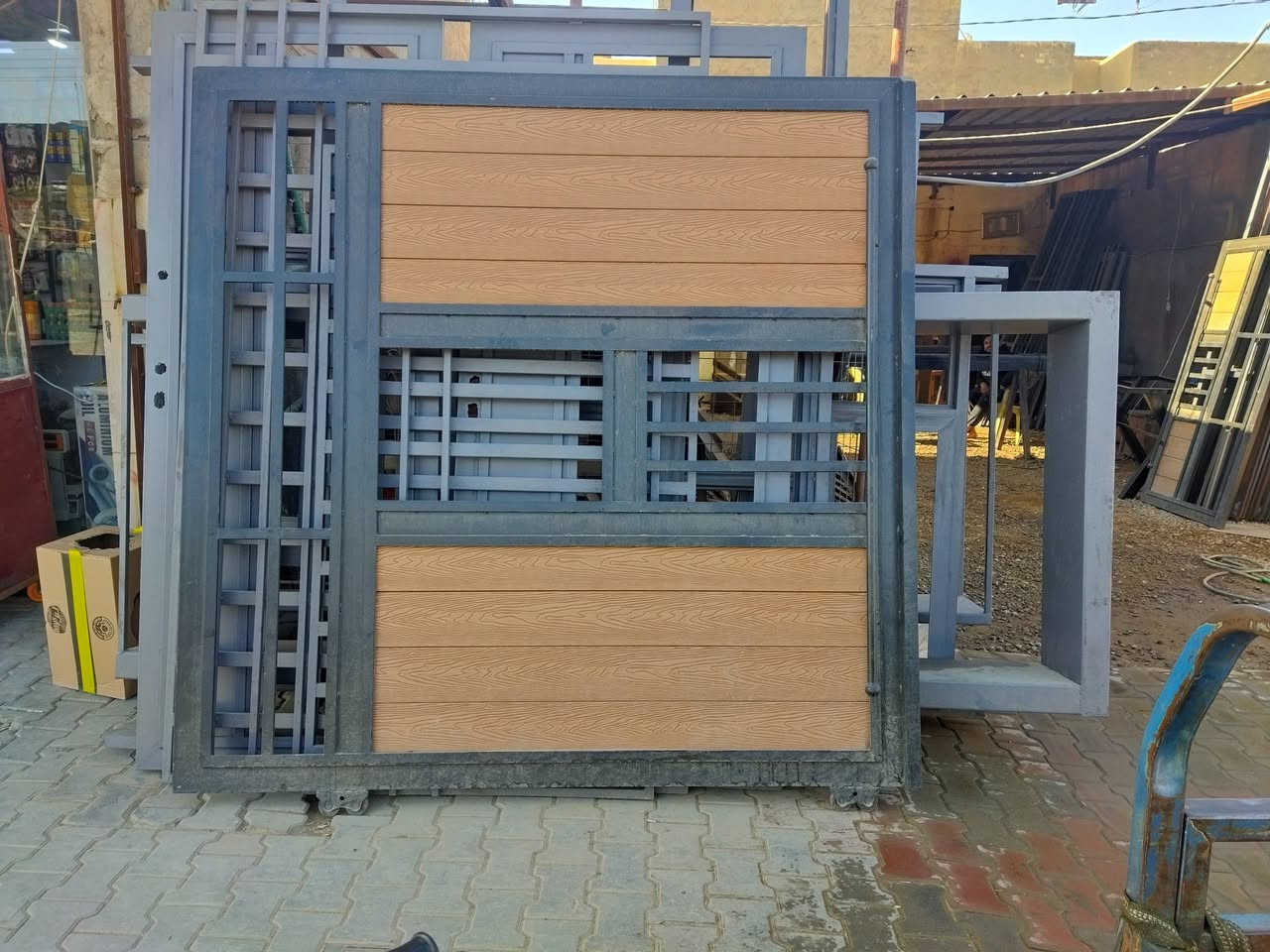 حداد متنقل لباب البيت
رقم الهاتف ***********
