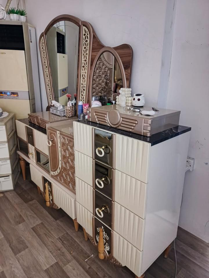 غرفه نوم للبيع نضيفه كلش استخدام قليل مكاني بغداد جديده للاستفسار الاتصال ‭٠٧٧١ ٠٨٨ ٨٠٦١‬
