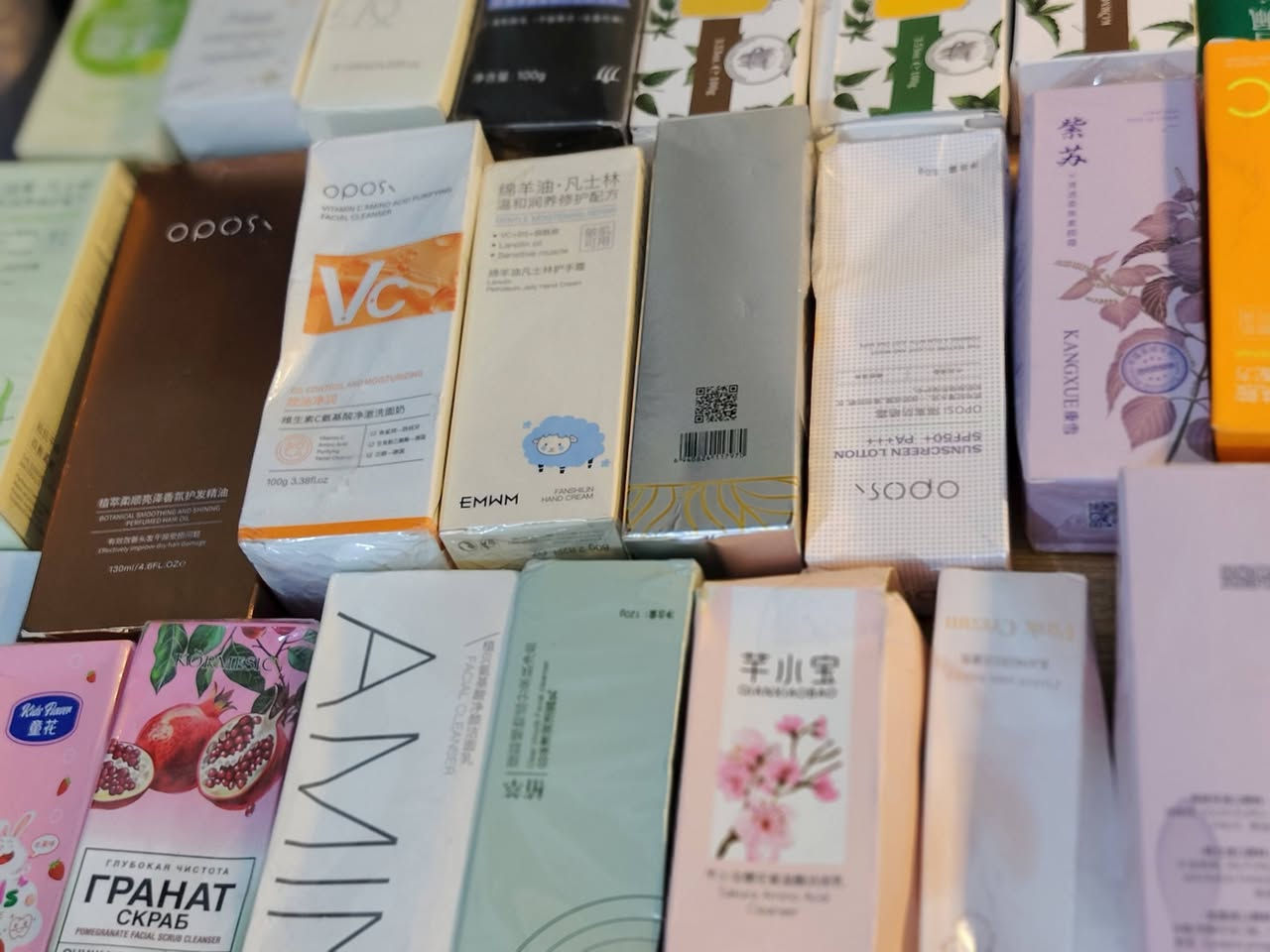 كارتون 67قطعة سعر 70الف 
مجموعة من مرطبات وجة
معجون اسنان
غسول وجه
كريم اساس
سيروم شعر
سيروم بشره
مرطب شفاه زيتي طبي معالج
رينتنول سيروم بشرة لترطيب طبي
ال ....الخ


**إذا كنت صاحب هذا الإعلان وتريد حذفه لأي سبب، رجاءا أرسل رسالة إلى الدعم الفني**