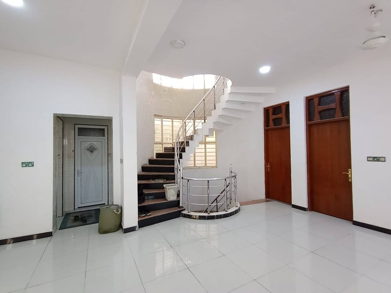 السلام عليكم
للبيع دار حديث منطقة تموز 
عرض الشارع 20م
مساحة الدار 318م
للاستفسار ***********
