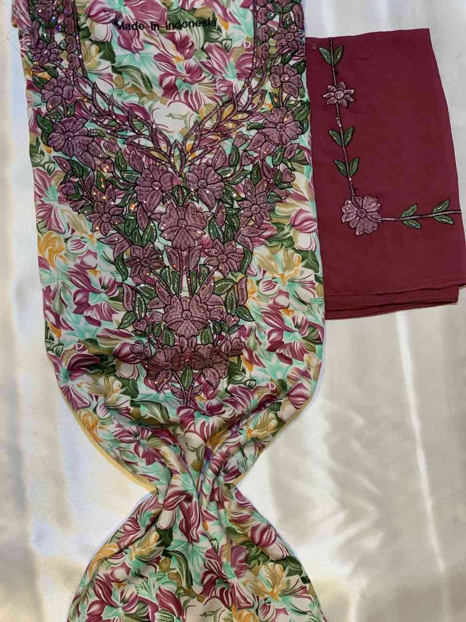 بضاعة العيد وصلت🌙✨

#مخور_حرير_اندنوسي

مخور حرير اندنوسي شغل تطريز وستراس صدر وردن ٤.٥ متر مع شال نفس الشغل  خامة تجنن✨

السعر نار ٢٥ الف🔥🔥

العنوان : الدجيل - حي الزهراء - شارع المعهد قرب اعدادية شهداء الدجيل 
يوجد خدمة توصيل🚗 داخل الدجيل ١٠٠٠ دينار
.
يوجد توصيل سريع للكل محافظات العراق ٣٠٠٠ الف 🚚خلال يوم واحد 🚀
للحجز والاستفسار مراسلة الصفحة 
او عن طريق الواتساب

***********

#اقمشة_حجي_صالح_الكلابي #البسه  #الشورجة #موسم2026
