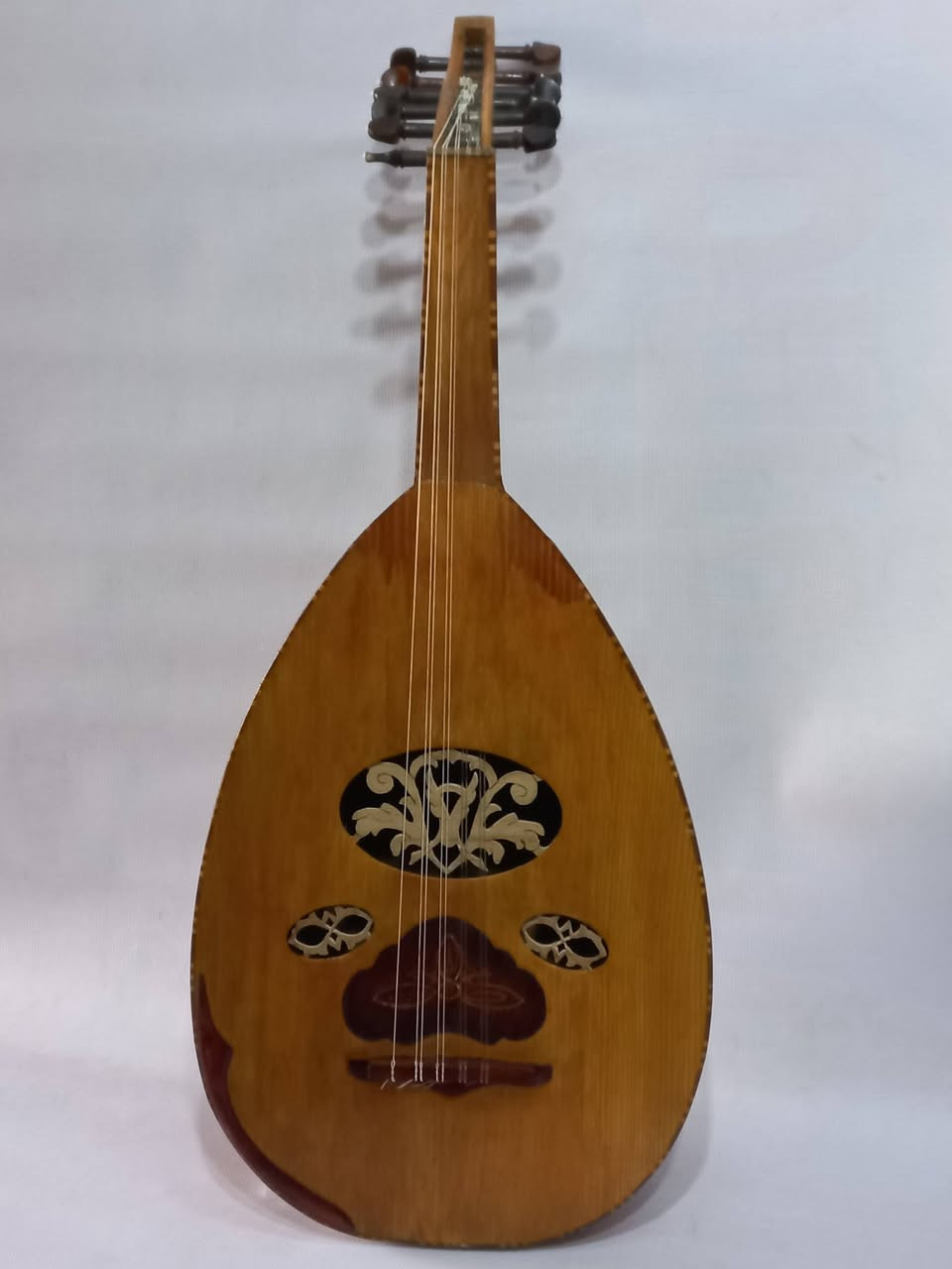 عود سوري قديم للبيع سعرة 150 الف هذا رقمي وبي واتساب *********** مكاني بغداد/ البياع (يوجد توصيل بغداد والمحافظات )
