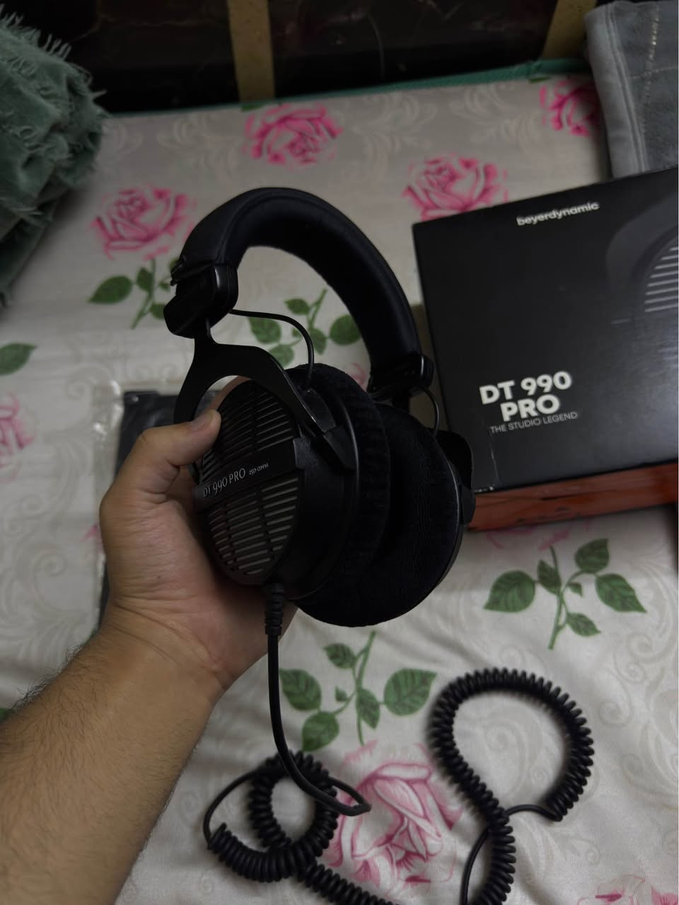 سماعة DT 990 pro 250 ohm من اقوى السماعات بلوضوح ودقة الصوت استخدام قليل والنضافه كدامكم ملحقات كامله وياها ربر مال رأس جديد كامل السعر قيم واخذ .. ورجاءا اذا متعرف اسعارها لتضلم حلال العالم 
للاستفسار *********** بغداد, العراق
