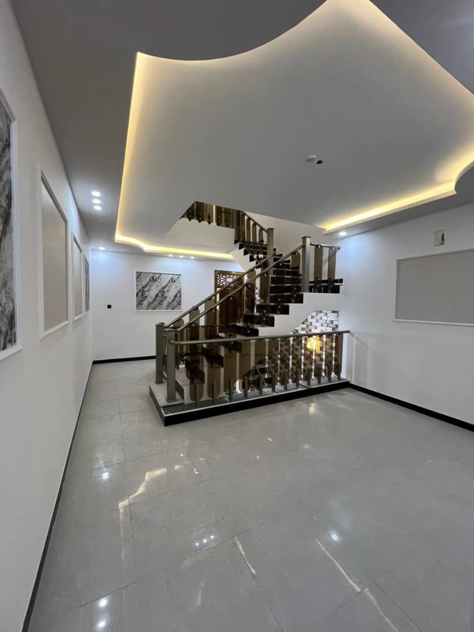 مشتمل للبيع في حي السلام غير مسكون بناء درجه اولى طابقين خلف اسواق ذهب سابقا شارع ١٠ مفتوح على شارع ٢٥ 
الطابق الاول غرفة نوم واستقبال مفتوح على الصالة ومطبخ وصحيات خارجي وداخلي 
الطابق الثاني غرفتين نوم وصالة وصيحات
أرضية مرمر وأبواب صاج درجه اولى 
المساحه ١٠٠ متر
السعر ٢٦٠ مليون مع المجال 
الاستفسار الاتصال على الارقام التاليه
***********
***********
او زيارة مكتبنا على العنوان التالي 
الشارع الفاصل بين الإسكان والاشتراكي مقابل دكتور منتظر الخرسان 
مكتب حسين السياب
https://www.facebook.com/profile.php?id=100064145764847&mibextid=ZbWKwL
https://www.instagram.com/maktab_hussein_alsayab?igsh=MXh6aWwzamI4aGRzaA==
#جديد
#السلام
#الجامعه
#عقارات #للبيع
#عقارات ـ #النجف 
#ذهب
#مكتب #حسين #السياب
