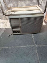 مكيف للبيع حيل نضيف وعل شغل  السعر ٢٥٠   ٠٧٧٠٣٩٧٣٦٦٦