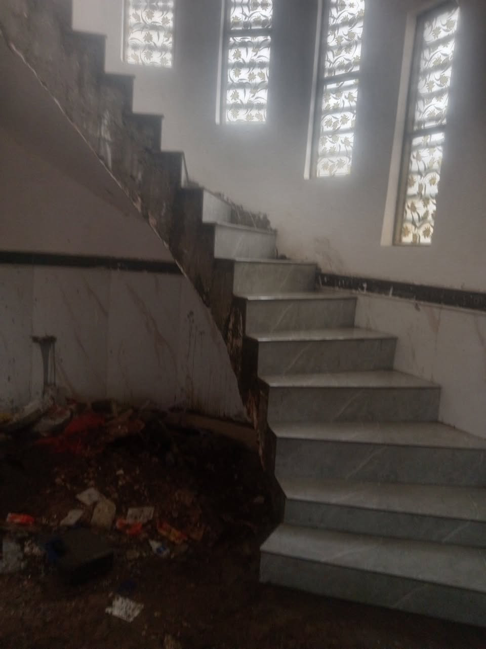 خلفه سيراميك متفرغ وسعار مناسبه *********** بليوميه متر مقطوعه اسعار مناسبه ميسان العماره مكاني
