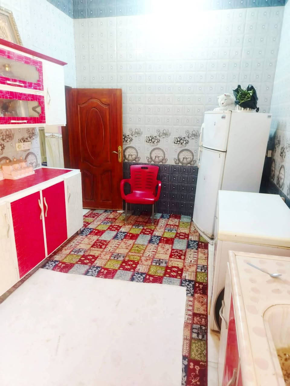 يالله السلام عليكم بيت في حي الفرات قرب اسواق الجوهره يقع البيت ركن على ساحه وموقع مميز وخدمات كامله تبليط ومقرنص ومجاري والبيت ارتفاع عالي عن الشارع الواجهه 10 ونزال ١٢ ونص مساحة البيت 125 البيت بناء حديث السقف والاساس كونكريت مسلح يتكون البيت من صحيات داخليه و خارجيه و مطبخ وصاله واستقبال وغرفه نوم و منور و ارضيه البيت مرمر الاستفسار الانتصال على الرقم *********** واني مكلف بل نشر البيت يناع فقط نقد
