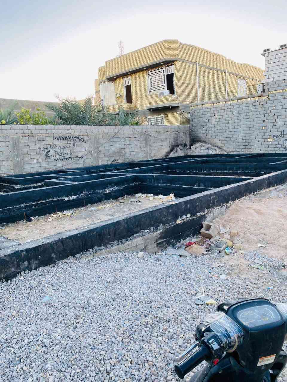 بتلو  ٢٠٠ متر جاهز في زديناويه خلف شارع جامعه الصادق
***********
