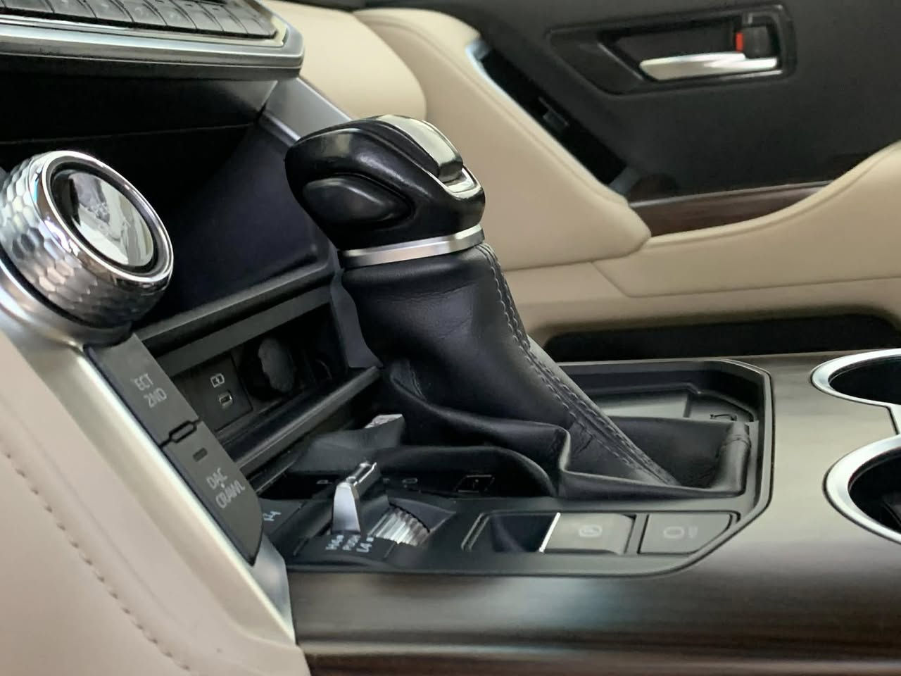 لاندكروز 2022 ساز اصلية لوحش السود
ماشية 40 جديدة كلش السيارة 
 

كراسي كهرباء 
شاشات 3 
شاحن لا سلكي 
محرك 4000 
صندوق كهرباء 
كراسي تبريد 
فتحة 
ومعروفة لمواصفات لباقيه 
مكفول كفاله عامه عنوان بغداد ولشراي يتصل على رقم ***********
