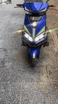 البطاريات: تحتوي على 6 بطاريات نوع (ونلي WINLEE) الأصلية (أداء قوي وثبات عالي).
المسافة: تقطع 40 كم بالشحنة الواحدة بسبب برودة جو من يدفى الجوو توصل اكثر البطاريات سوبر .
السرعة: تصل إلى 90 كم/ساعة مع نظام 4 سرعات (نمر).
الإضافات: درع حماية كامل محيط بالدراجة + إنارة LED قوية جداً + كشن طبي مريح للمسافات الطويلة
سويج 2 وبصمة تشغيل عن بعد  2 وكارت باركود تشغيل 2.
الحالة: استعمال بسيط جداً وبحالة ممتازة.
600] (بيعة سريعة لظرف خاص).
المكان: بغداد - [مدينة الصدر ].
للتواصل: [***********].
