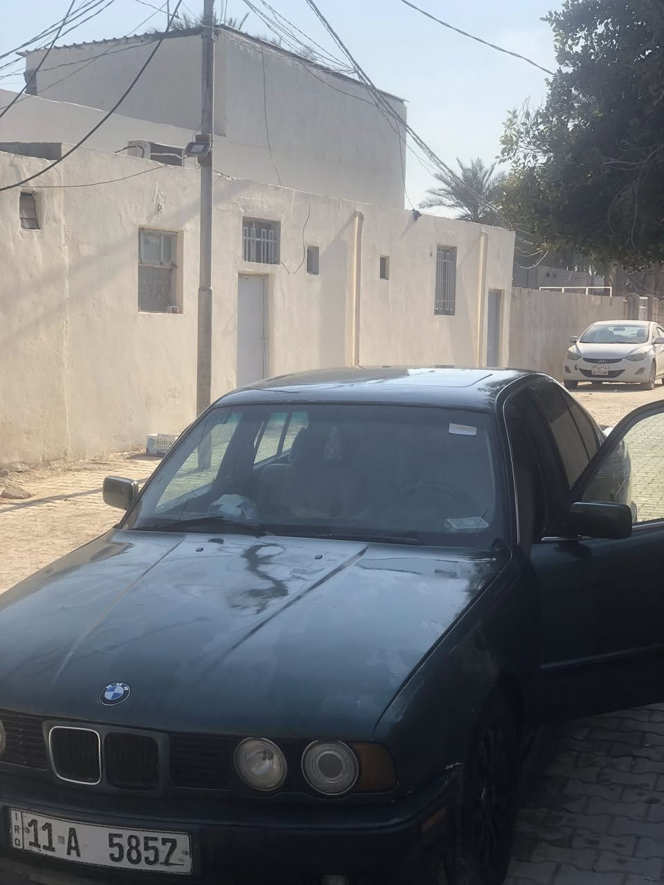 السلام عليكم  بي ام موديل ١٩٩٠
حجم٥٢٠ 
السياره جهازه مكينه جديده صار شهر من شديتها
حداديه هم جديده 
رقمها بغداد مميز دولي
السياره بأسمي مداور ثاني يوم 
السعر ٥٠ وبيها مجال .
***********
