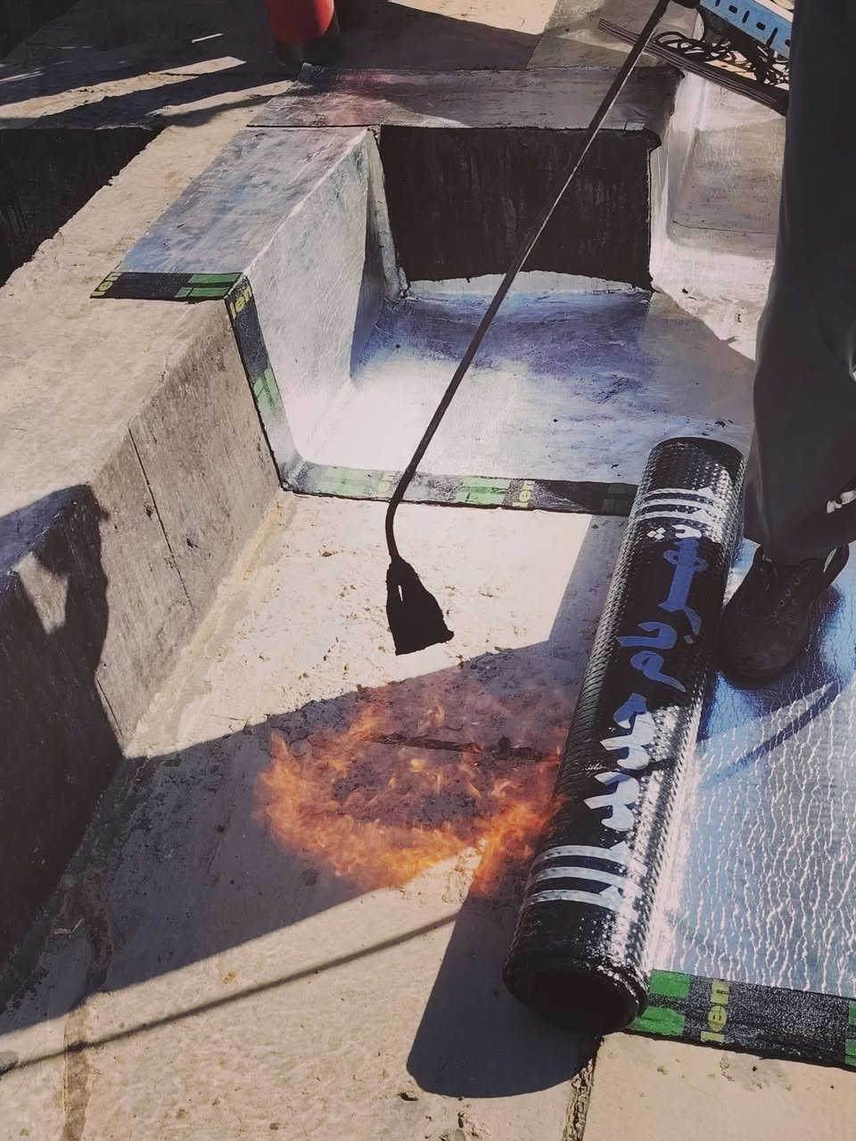 للتشققات بين المنازل او بين السطحين يوجد اوزوكام للمعالجه      بشغل كمأ موضح في الصوره  للاستفسار *********** او خاص
