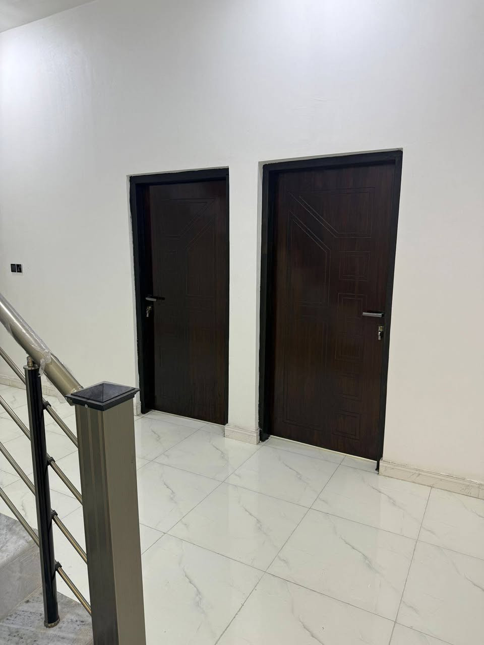 بيت للبيع مساحه 240 متر السعر 138 مليون البناء بلوك كونكريت درجه اولى يحتوي على غرفتين وصاله ودوانيه ومطبخ وحمام وصحيات داخليه وخارجيه وكراج وحديقه العنوان البصره الجزيره اليوبه اللاستفسار تواصلو معنا عبر الواتساب ***********
