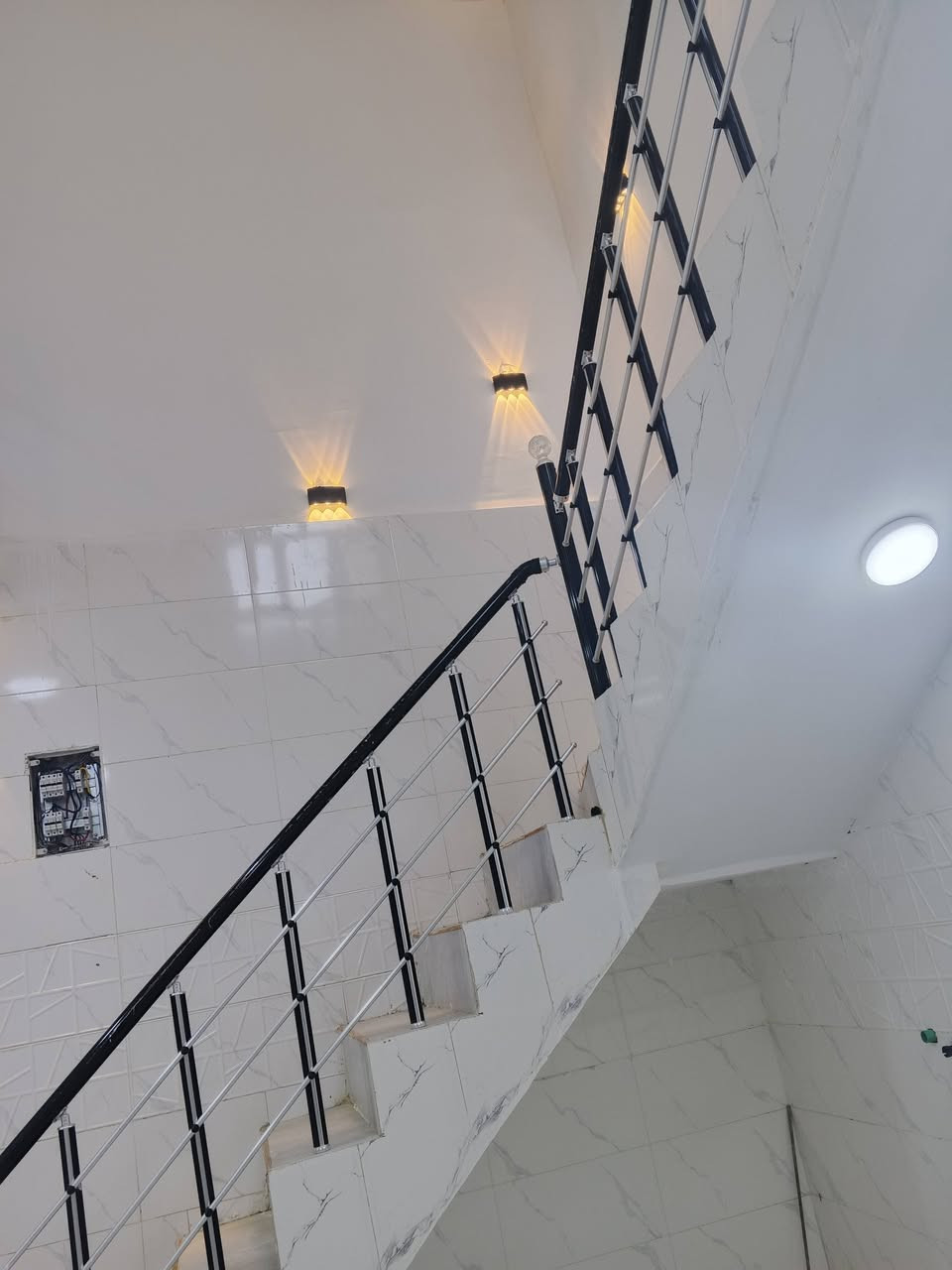 مشتمل للبيع ١٠٠ متر قاطين بناء حديث . العنوان دور الزراعه الثالثه . يحتوي المشتمل ع استقبال مطبخ صاله مناور 2+ غرفه وصحيات . الفوك غرفه وصاله وصحيات. .. جنس الأرض سند ٢٥ ملك صرف ..  للاستفسار الاتصال على الرقم *********** السعر ٧٥ وبي مجال
