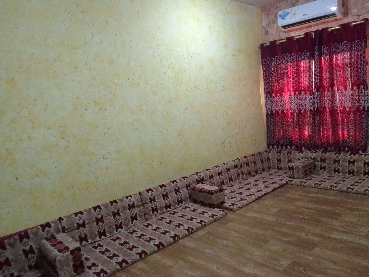 عندي بيت للأيجار إذا عدكم احد يريد
غرفتين ودوانيه وهول ومطبخ وحـمامات وطارمه گبيره في شارع القصر عويسيان سعر اللأيجـار 400 وبي مجال

***********
