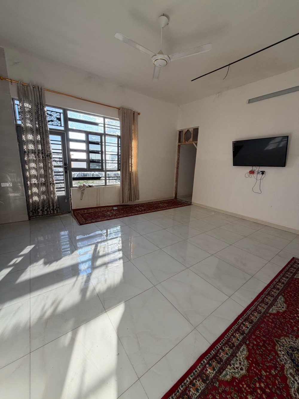 بيت في موقع هادئ ومميز مع مساحة خارجية واسعة تصلح كمكان ترفيهي أو حديقة. يتوفر فيه جلسة خارجية مشمسة مثالية لأوقات الاسترخاء، مع بنية pergola خشبية تضيف جمالية للمكان. الدار يحتوي على غرفة كبيرة, أرضية مبلطة بشكل جيد، ومجهز بجهاز تلفزيون. تصميم عصرى يوفر مساحة مريحة وواسعة للعيش.