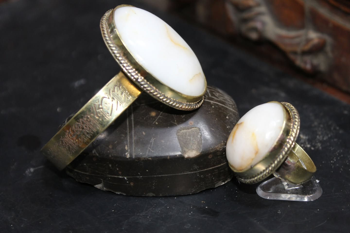 ✨💎 طقم نحاس أصفر مميز – أسورة منقوشة بالمعوذتين مع خاتم بحجر عقيق أبيض حليبي ✨

مش مجرد طقم…
دي مجموعة استثنائية تجمع بين الفخامة، الروحانية، والأناقة الراقية في تصميم يحمل حضور خاص وهيبة مميزة 👑

🟡 الخامة: نحاس أصفر بتشطيب يدوي فاخر ولمسة تراثية أصيلة تعكس جمال التفاصيل وقوة الحضور
📿 الأسورة: تصميم مميز منقوش عليه المعوذتين بدقة عالية ولمسة فنية راقية تضيف للقطعة طابع روحاني خاص
💎 الحجر: عقيق أبيض حليبي طبيعي بلونه الهادئ ولمعانه الناعم الذي يمنح الطقم أناقة وصفاء استثنائي
💍 الخاتم: خاتم متناسق بنفس الحجر ليكتمل الطقم بشكل فاخر ومميز

🔥 الإحساس:
هيبة + أناقة + روحانية + فخامة في طقم واحد

💥 قطعة مثالية لعشاق الإكسسوارات الراقية، المقتنيات المميزة، والهدايا التي تحمل معنى وقيمة خاصة

📌 شغل يدوي فاخر
📌 نقش دقيق ومميز
📌 تصميم أنيق وفريد
📌 مناسب للاقتناء أو كهدية راقية لا تُنسى

كل طقم يحمل حضور خاص… وهذا الطقم صُنع لأصحاب الذوق الرفيع ✨

متوفر من خان العجايب
🔗 صفحة الفيسبوك:
https://www.facebook.com/5anal3gayp

#هاشتاجات
#خان_العجايب #طقم_نحاس #نحاس_اصفر #اسورة #خاتم #عقيق_ابيض #عقيق_حليبي #المعوذتين #حجر_طبيعي #اكسسوارات_فاخرة #مقتنيات_نادرة #هيبة #فخامة #ستايل_ملكي #هدايا_فاخرة #مشغولات_يدوية #قطع_نادرة #handmade #luxuryaccessories #statementpiece


**إذا كنت صاحب هذا الإعلان وتريد حذفه لأي سبب، رجاءا أرسل رسالة إلى الدعم الفني**