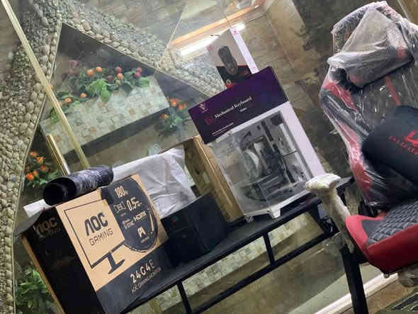 السلام عليكم سيت اب كامل للبيع (كيس+شاشه+ubs+ميز كيمنك+كرسي كيمنك+ماوس+سماعه+كيبورد+ماوس باد)
-------
صار عليه مليونين ماخذه قبل اقل الشهر 
ابيعه كامل عل مليون و 250 قفل 
كافه التفاصيل بالصور
-------
مكاني بغداد الحريه 
واتساب ***********
اتصال ***********
