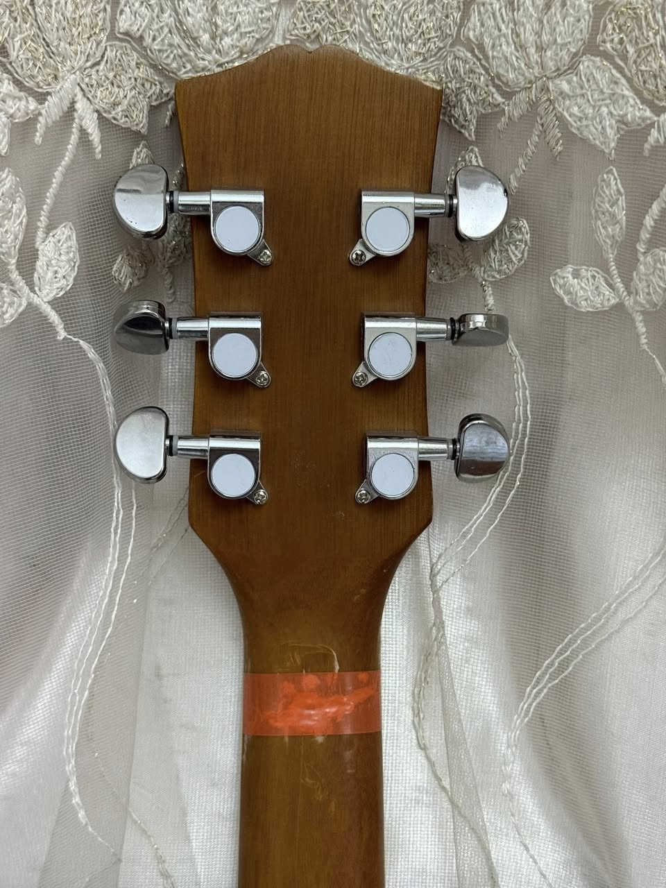 كيتار اكوستك خشب اصلي وبالكامل خشب يعني فنكر بورد و جسر الاوتار كلة خشب الكيتار بي كسر بالعنق اثر النقل ومصلح بس نهائيا ما ماثر وتصليحة قوي عنق الكيتار بي النكي يعني احترافي صوتة مرتب ويا بك للعزف السعر ٥٠ الف وبالعافية


**إذا كنت صاحب هذا الإعلان وتريد حذفه لأي سبب، رجاءا أرسل رسالة إلى الدعم الفني**