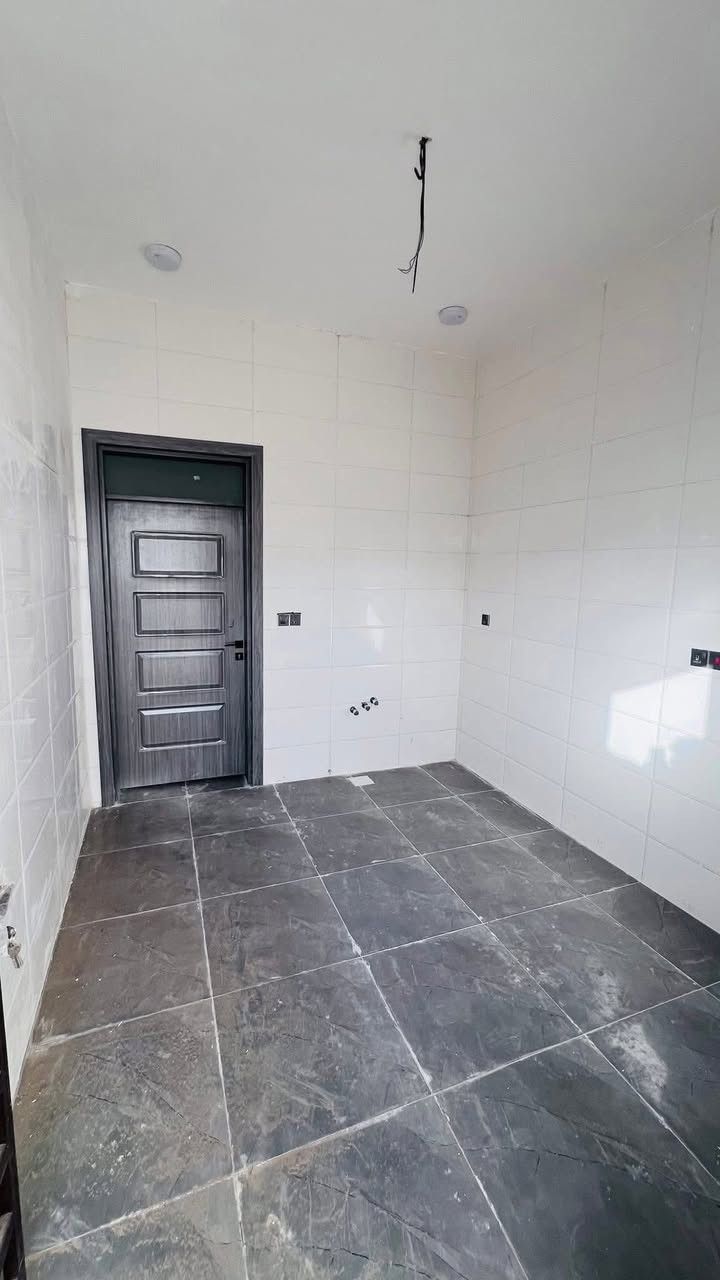 بيت للبيع مساحه 100 متر زراعي سند 25  مشمول بالتطويب. رقم  العقار 1094/60مرقم من قبل لجنة التطويب العنوان التقيه مجاور مجمع الروان بناء طابوك سقف وبتلو صب كونكريت مسلح شغل درجه اولى بيبان قاصه شبابيك المنيوم 
يتكون غرفه وصاله ومطبخ واستقبال وصحيات وطارمه 
الاستفار مراسله الصفحه او اتصال ***********
