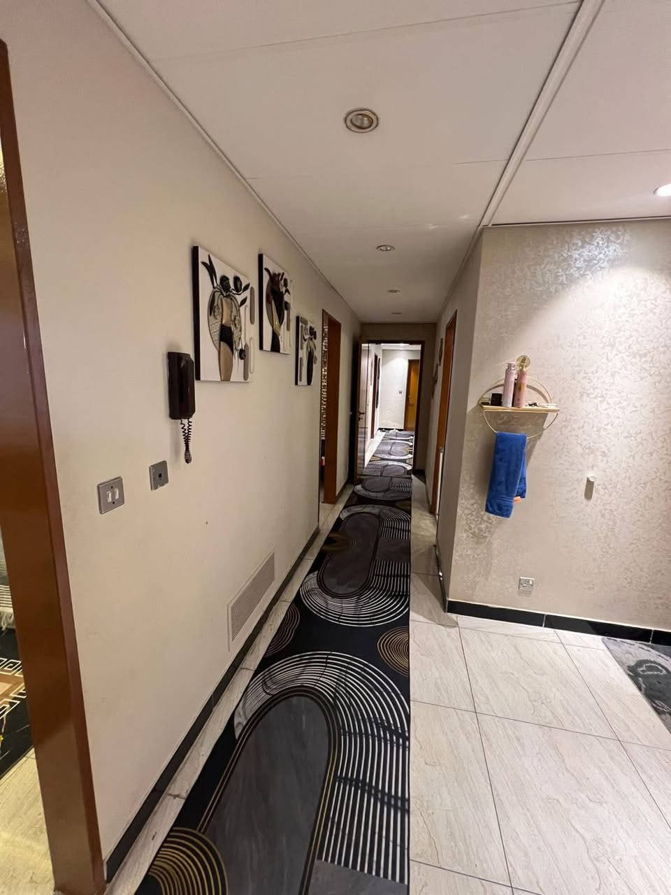 السلام عليكم
شقة للبيع / شارع حيفا
المساحة 160م
3 غرف نوم 
2 حمام
2 صالة
مخزن
بالكون
2مطبخ
￼ميلون280 ￼***********
