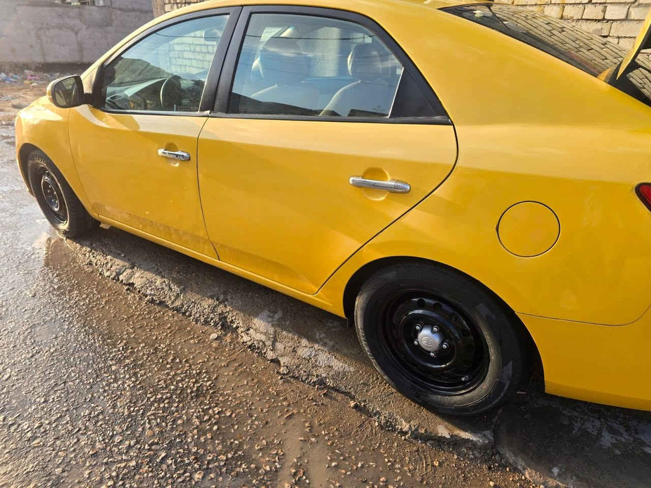 السلام عليكم فورتي ١٣ فول لمتت واحد على واحد الضرر قطعتين تبديل جاملغ ايمن وبنيد بدون اي داواخل شاصي سليم لقود سليم رقم ألماني جديد السعر 92 وبيه مجال اتواصل ***********/////***********
