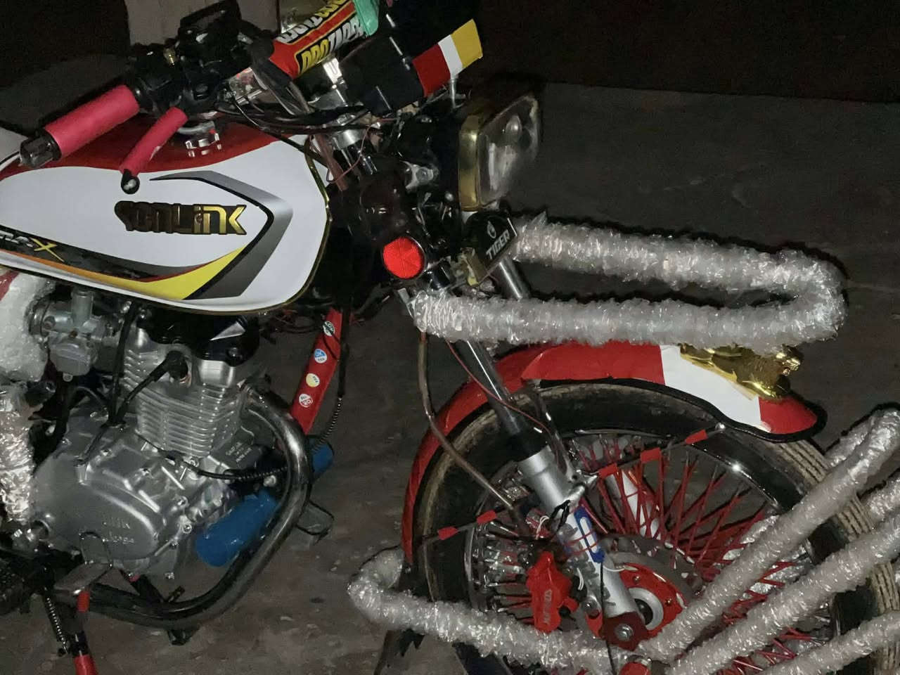 السلام عليكم للبيع.    سونك.       موديل 2023.        محرك شرط.    منفيس.     سويجات.        السعر740وبي مجال.     بيع فقط.      مكان الحويجه


**إذا كنت صاحب هذا الإعلان وتريد حذفه لأي سبب، رجاءا أرسل رسالة إلى الدعم الفني**