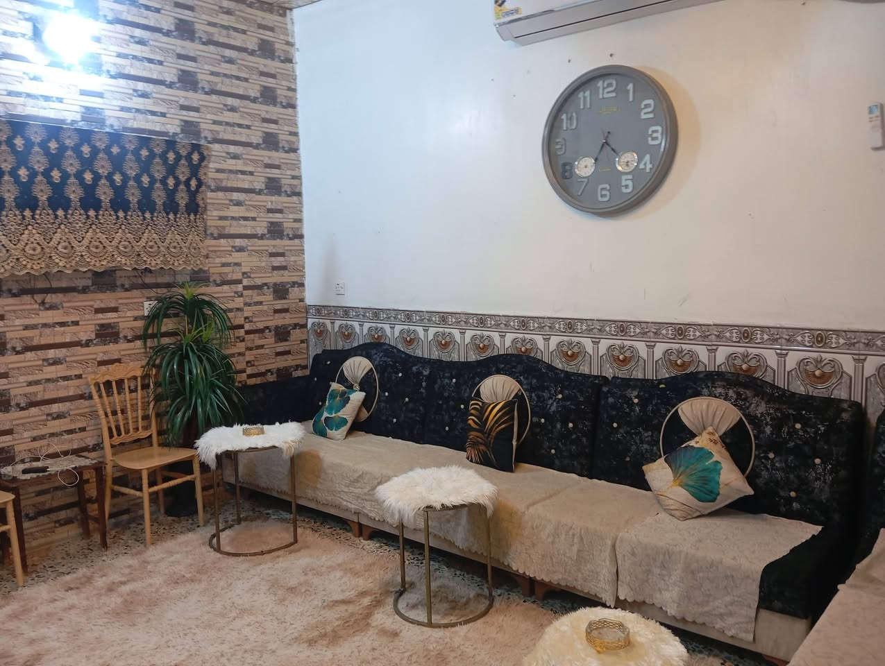 السلام عليكم بيت ١٠٠ م للبيع مي مجاري كهرباء نت ..عالي عن الشارع المشتل قرب التجاره التومينيه .سندويج البيت تجاوز بي ورقه من الامانه السعر ٢٧ بي مجال قليل .. للتواصل فقط الاتصال ع الرقم ***********.ابو جنات
