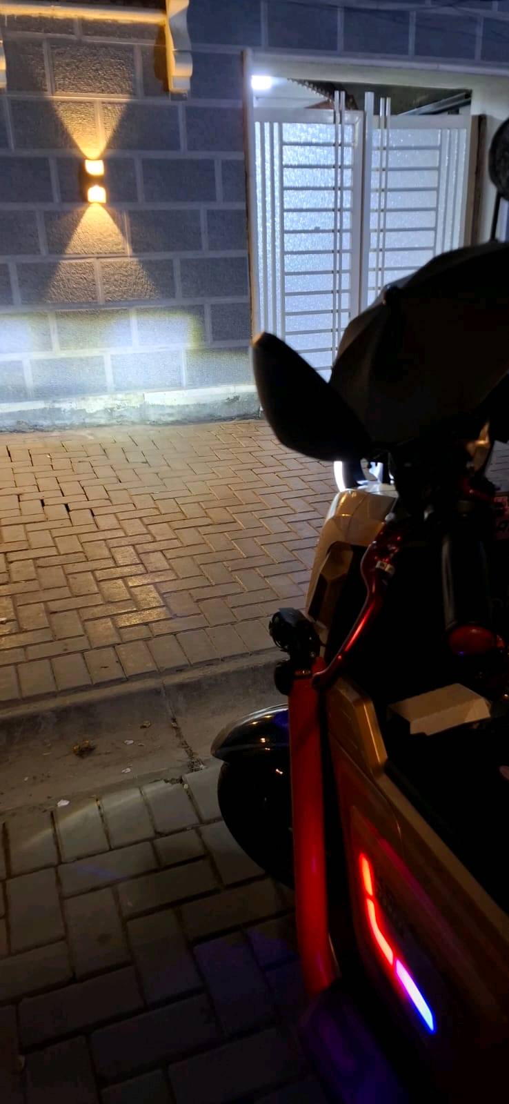 سلام عليكم دراجه f3 للبيع بطاريه ليثيوم فوسفات الحديد ٧٢ فولت ٢٠ امبير ملف ٣٠٠٠ واط شلعه طيران والمعدل طلقه والسرعه ٩٩ بالشاشه حقيقي ٧٠ الدراجه بيه مشكله انو المشكله لو بالبطاريه او البطاريه صغيره يعني ٢٠ امبير علملف ٣٠٠٠ واط .. سالت واحد ابو بطاريات ليثيوم كال يمكن لان البطاريه صغيره كاعد ايصير هبوط فولتيه كال لازم ٣٠ امبير وتعرفون الشغله اتكلف او تكدر اتحور بطاريته كرافين لازم ٦ بطاريات ولازم الامببر يكون ٣٢ او اكثر المهم الدراجه كلش نضيفه ماشيه ٢٩٠٠ شاشه تظهر الاعطال... المواصفات بك. دبل اشاره .دكمه اصلاح يعني الدراجه اذا عطل سكليتر دوس دكمه ادكوم الدراجه تمشي طبيعي او من حساس البريك يعلق بيك وانت تمشي همين دوس الدكمه وتمشي طبيعي... بيه منفذ يو اس بي... لايت زنون عالي ناصي الدراجه فول بس الدراجه بيه الدرع البرتقالي الي هيه مال اتحط رجلك عليه على اليسرى طالعه من مكانه بسبب وقعه بالدراجه ماماثره بس طالعه اشويه السعر ٦٠٠ وبيه مجال بسيط