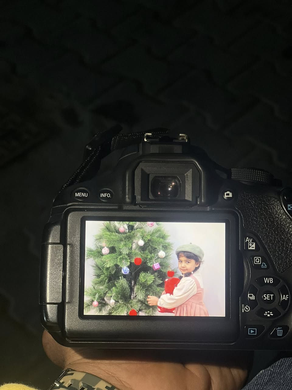 سلام عليكم عندي هاي الكامره للبيع مكفوله كفاله عامه وهاي صورته وياه شاحنه وبطاريه وياه  زومين زوم مالتها الصلي زوم رياضي السعر 500وبيه مجال العنوان واسط كوت الرقم والسفسار***********
