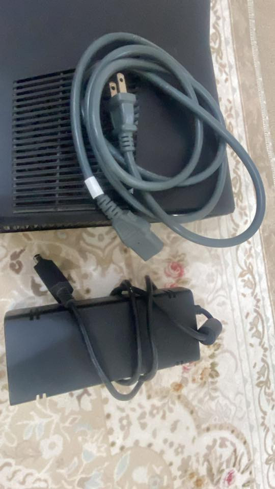 اكس بوكس ٣٦٠ للبيع ما بي اي عيب شغال طبيعي رقمي ***********
