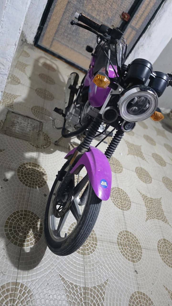 للبيع موديل 2023 ماخذه بالاقصاد وباقي عليها 3 اشهر وعندي نسخه من الاوراق والي يشتريه اخذه لابو المعرض واراويه الاوراق الاصليه يكمل القصد وانطيه الاوراق الاصليه مكاني كربلاء حي السلام وأعلى سعر ابيع والدراجه كفاله من كلشي برغي ما ملعوب بيه *********** 
***********
